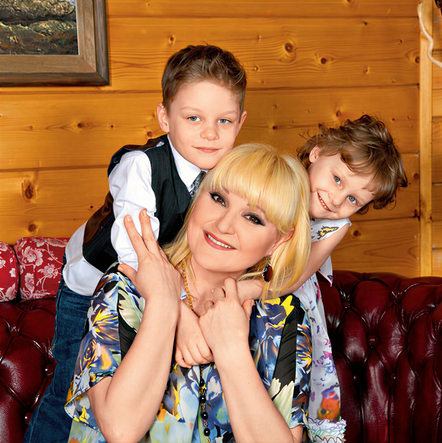 13 лет назад Маргарита Суханкина усыновила мальчика и девочку. Как сейчас выглядят Сергей и Валерия