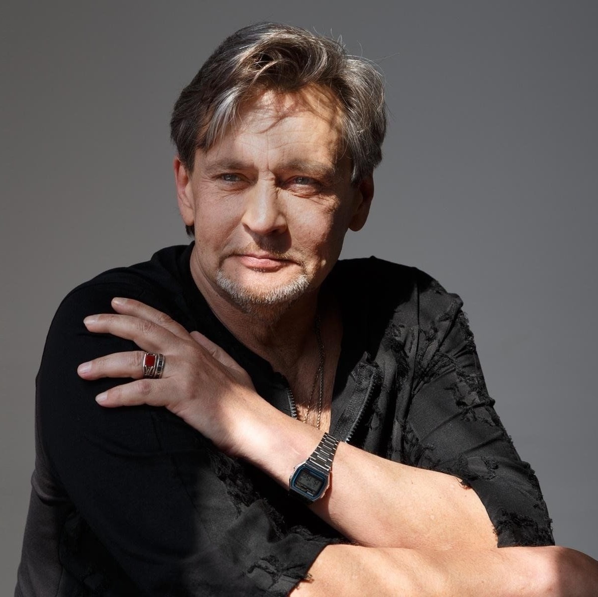 Трагедия с 23-х летним сыном, разводы и затворничество: Куда пропал и как живет Александр Домогаров после всех испытаний