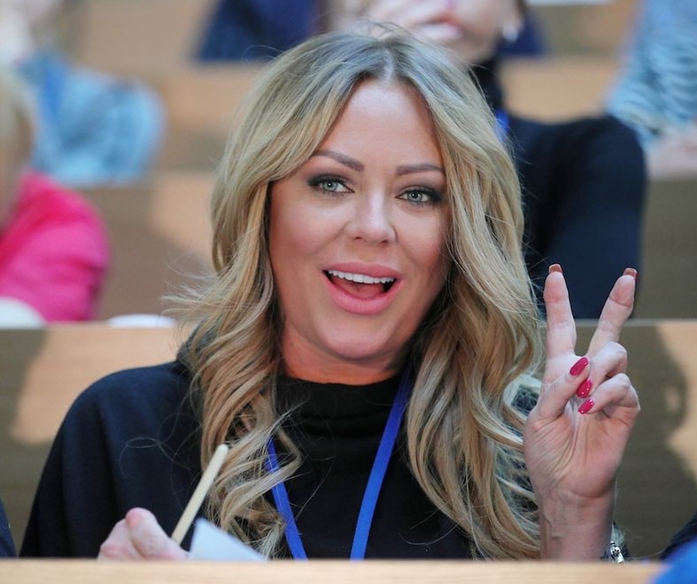 Живут с внучкой и переживают за больного зятя. Как сейчас выглядят родители Юлии Началовой и что о них известно?