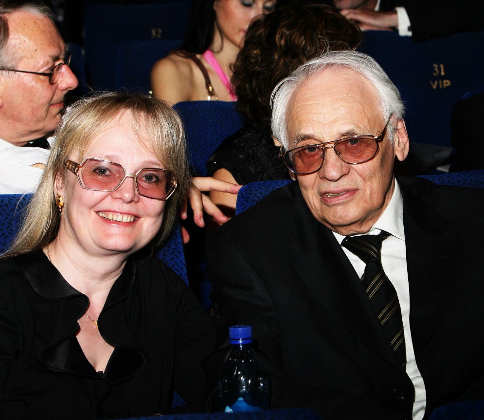 19 лет назад Наталья Белохвостикова с мужем усыновили мальчика. Как сейчас он выглядит в свои 22 года