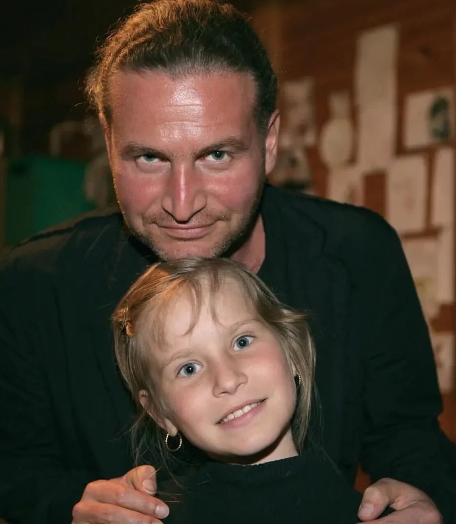 Не носит его фамилию и избегает славы: Как выглядит взрослая внебрачная дочь Леонида Агутина от балерины