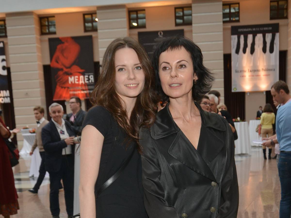 Лариса Долина - её сестра, а дочь стала известной актрисой. Ирина Апексимова и её жизнь в США