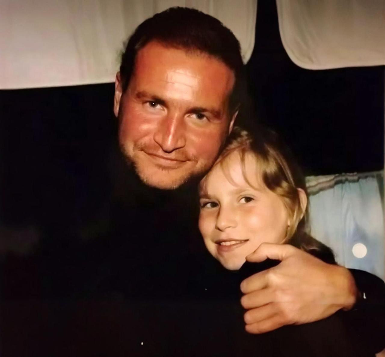 Не носит его фамилию и избегает славы: Как выглядит взрослая внебрачная дочь Леонида Агутина от балерины