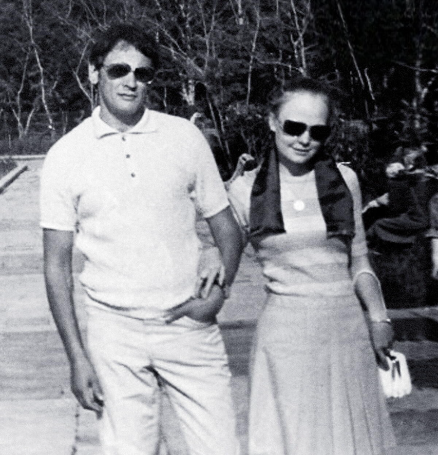 19 лет назад Наталья Белохвостикова с мужем усыновили мальчика. Как сейчас он выглядит в свои 22 года