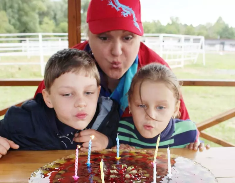 13 лет назад Маргарита Суханкина усыновила мальчика и девочку. Как сейчас выглядят Сергей и Валерия