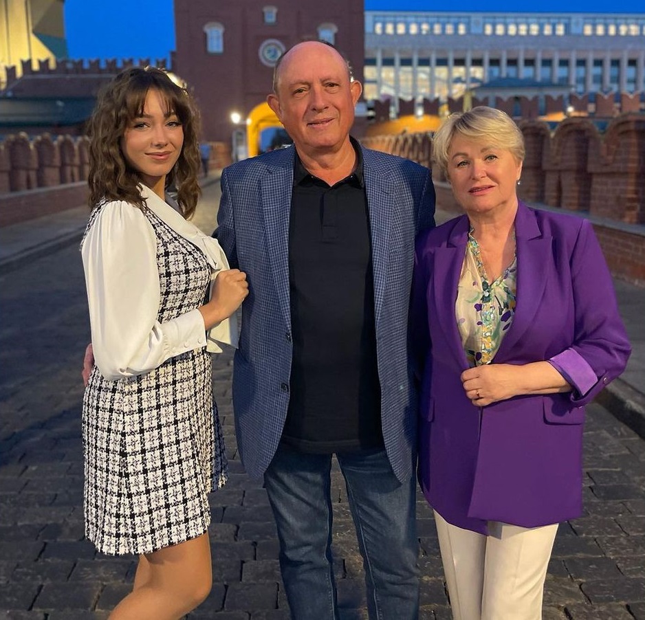 Живут с внучкой и переживают за больного зятя. Как сейчас выглядят родители Юлии Началовой и что о них известно?