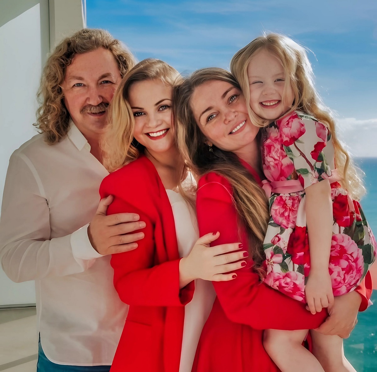 Жена Игоря Николаева сбежала в Америку, а безработная дочь в 47 лет осталась на содержании. Что о них известно сегодня?