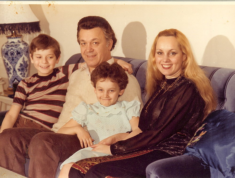 Дочь родила четверых, а сын женился на азиатке и отказался от наследства. Как сейчас живут наследники Иосифа Кобзона и их семьи