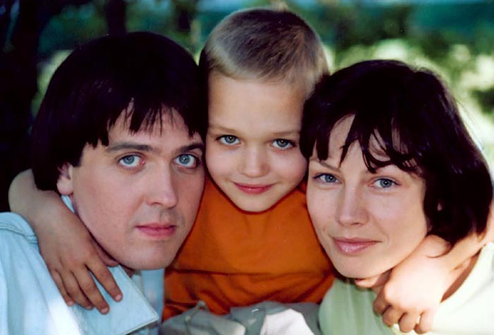 Милый ребёнок превратился в 29-ти летнего мужчину. Как вырос сероглазый красавчик Александр Сигуев