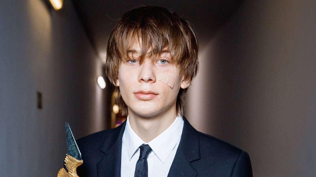 Уже 22 года, стал маминой копией, отказался уезжать из России. Как выглядит сын Юлии Высоцкой и Андрея Кончаловского