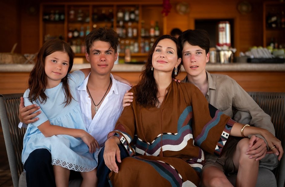 Екатерина Климова с сыновьями-красавцами за границей вызвала волну возмущения у поклонников