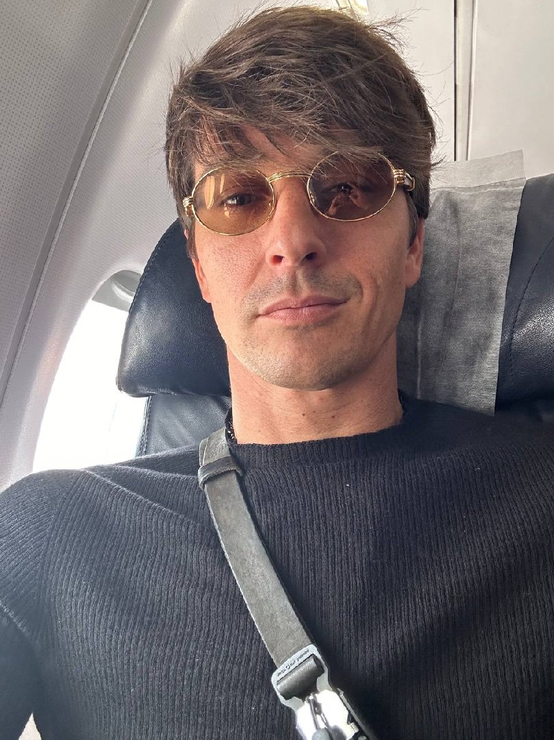 Считает Россию своим домом. Куда пропал Стас Бондаренко и как складывается его личная жизнь? Как выглядят жена и дети актера