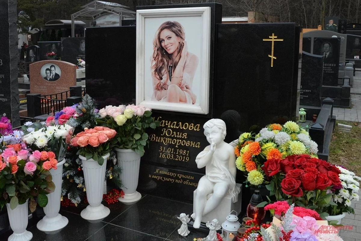 Живут с внучкой и переживают за больного зятя. Как сейчас выглядят родители Юлии Началовой и что о них известно?