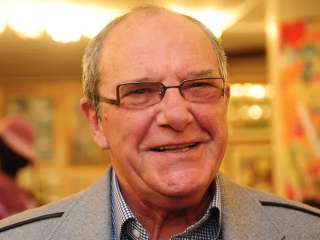 В 86 лет у Эммануила Виторгана растут 2 маленькие дочки с необычной особенностью. Как они выглядят сейчас?