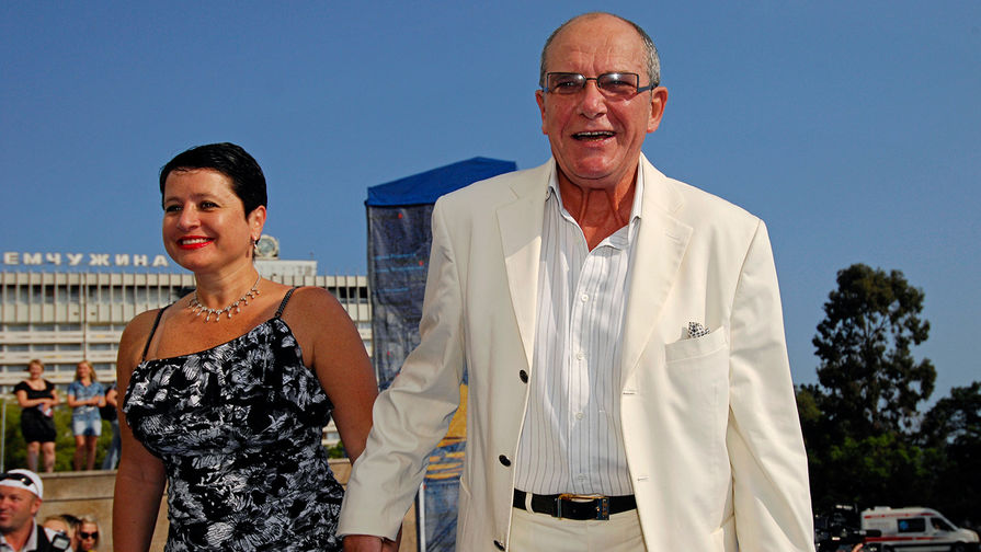 В 86 лет у Эммануила Виторгана растут 2 маленькие дочки с необычной особенностью. Как они выглядят сейчас?