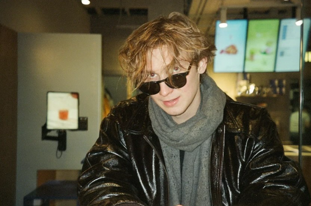 Статному красавцу уже 22 года. Как сейчас выглядит сын Олеси Железняк от актера Спартака Сумченко