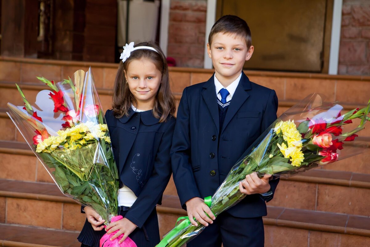 13 лет назад Маргарита Суханкина усыновила мальчика и девочку. Как сейчас выглядят Сергей и Валерия