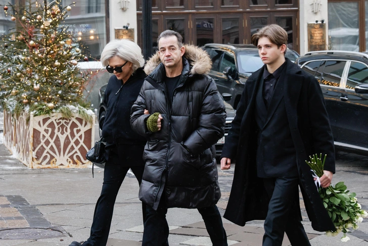 Редкое появление Дмитрия Певцова и Ольги Дроздовой с взрослым сыном-красавцем: почему пара вызвала волну критики