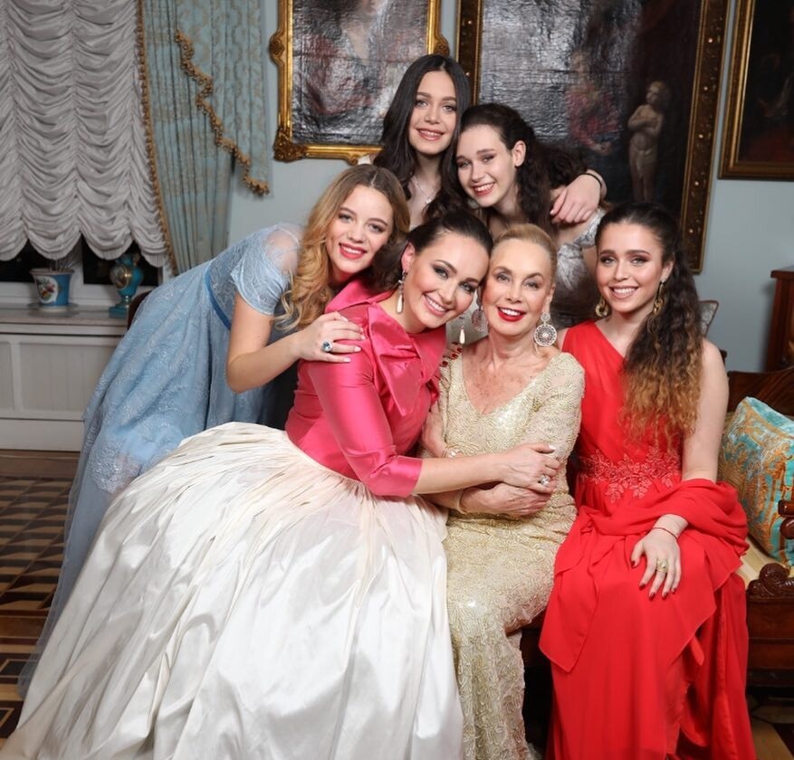 Дочь родила четверых, а сын женился на азиатке и отказался от наследства. Как сейчас живут наследники Иосифа Кобзона и их семьи