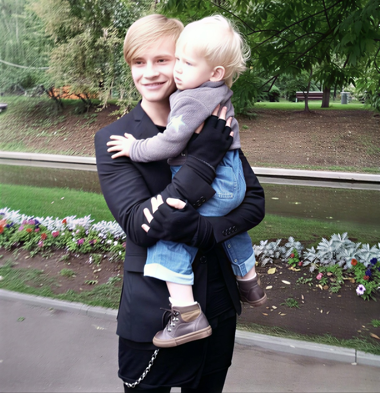 12 лет и уже красавица: Как сегодня выглядит дочь SHAMANа и учительницы Марины Рощупкиной