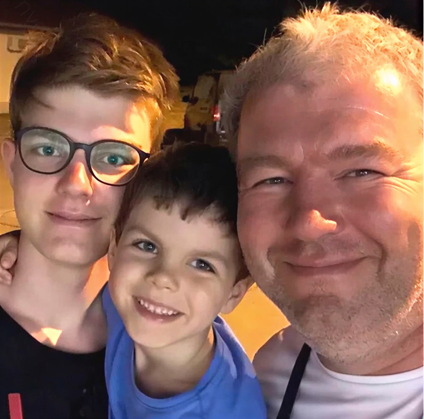 Три богатыря-красавца сына Александра Робака. Как выглядят дети актера от дизайнера