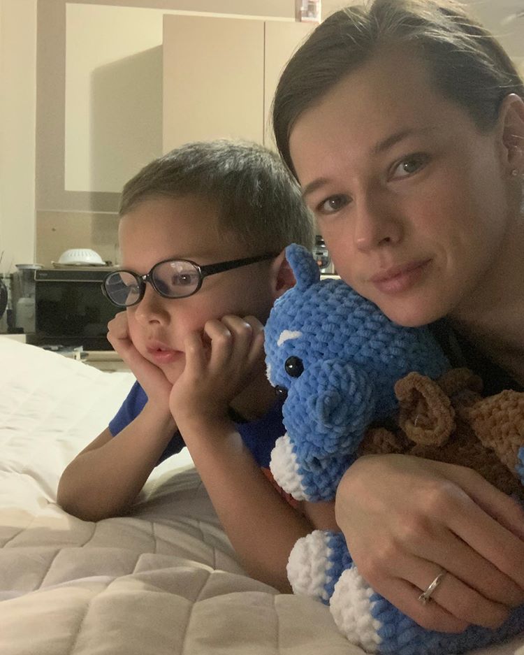 Уже 13 лет и одно лицо с мамой. Как сейчас выглядит сын Екатерины Шпицы и каскадера Константина Адаева