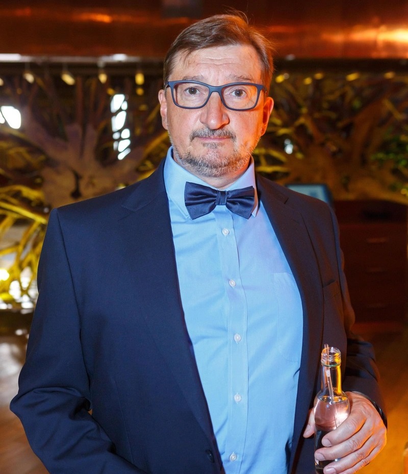 Служил в стройбате, 45 лет в браке с одной женщиной, сын - знаменитая модель. Как сегодня живет Александр Лыков