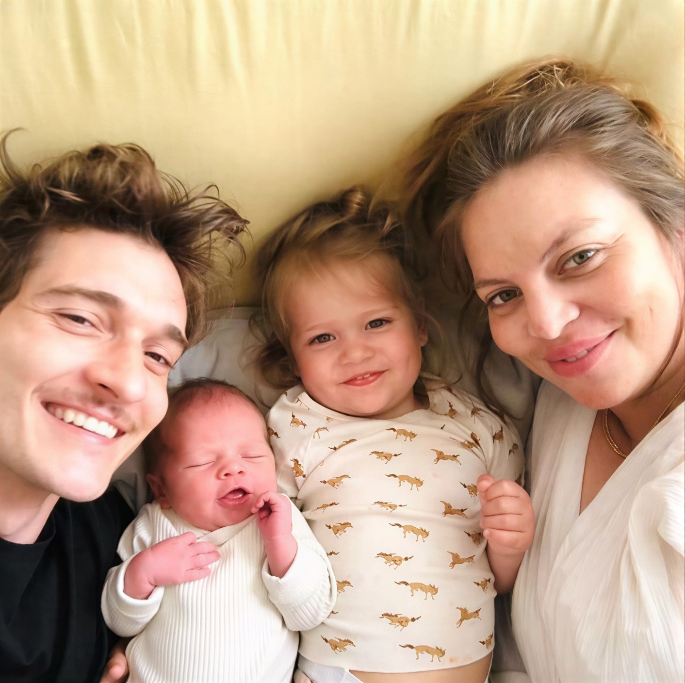 Служил в стройбате, 45 лет в браке с одной женщиной, сын - знаменитая модель. Как сегодня живет Александр Лыков