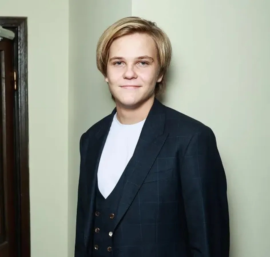 Вымахал выше отца, скрывается от журналистов. Как выглядит 17-летний сын Константина Хабенского