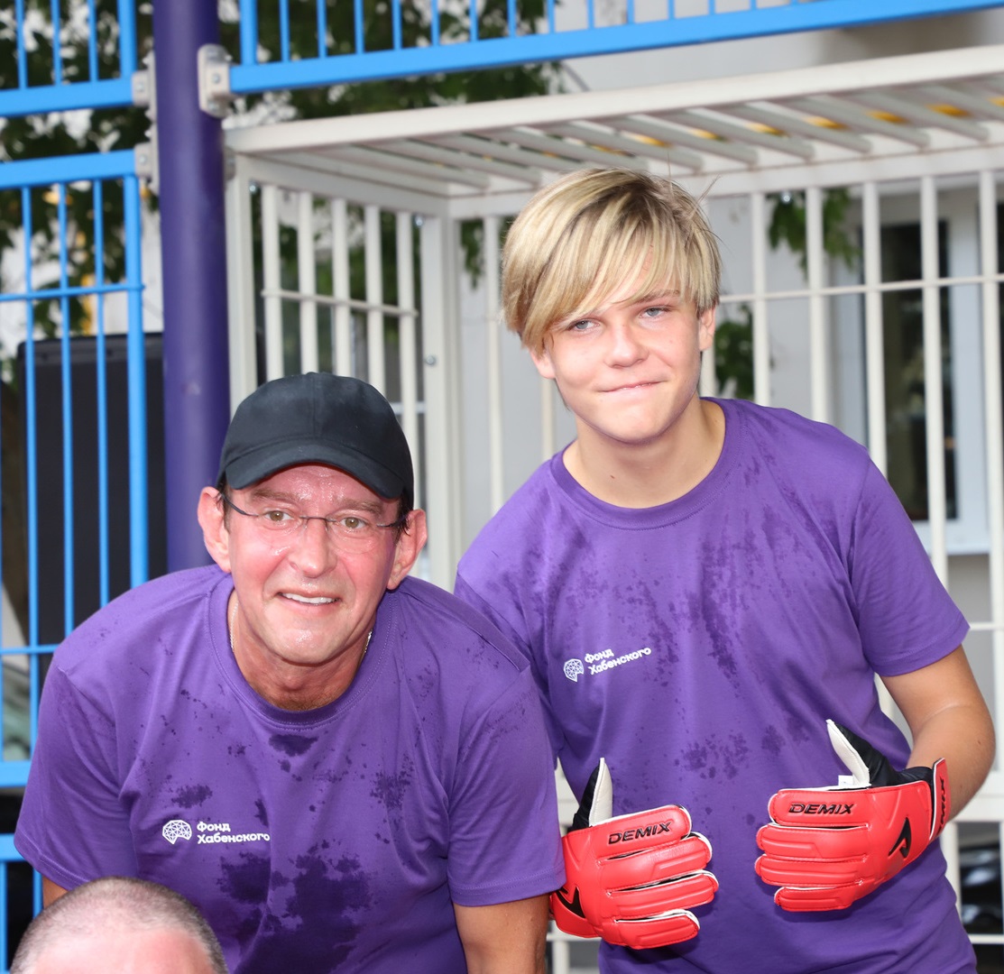 Вымахал выше отца, скрывается от журналистов. Как выглядит 17-летний сын Константина Хабенского