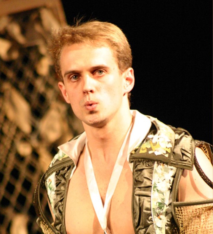 Жена-красавица, пятеро сыновей и дочь с редким именем. Как сегодня живет актер «Тайны следствия» Алексей Комашко