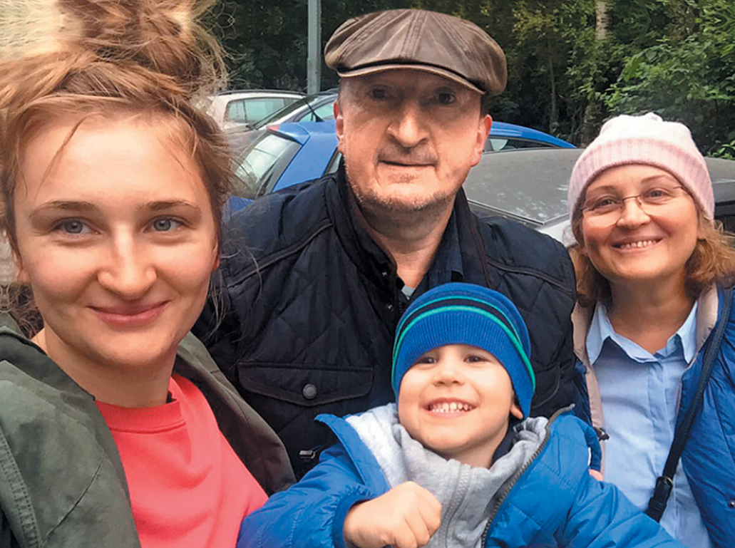 Служил в стройбате, 45 лет в браке с одной женщиной, сын - знаменитая модель. Как сегодня живет Александр Лыков