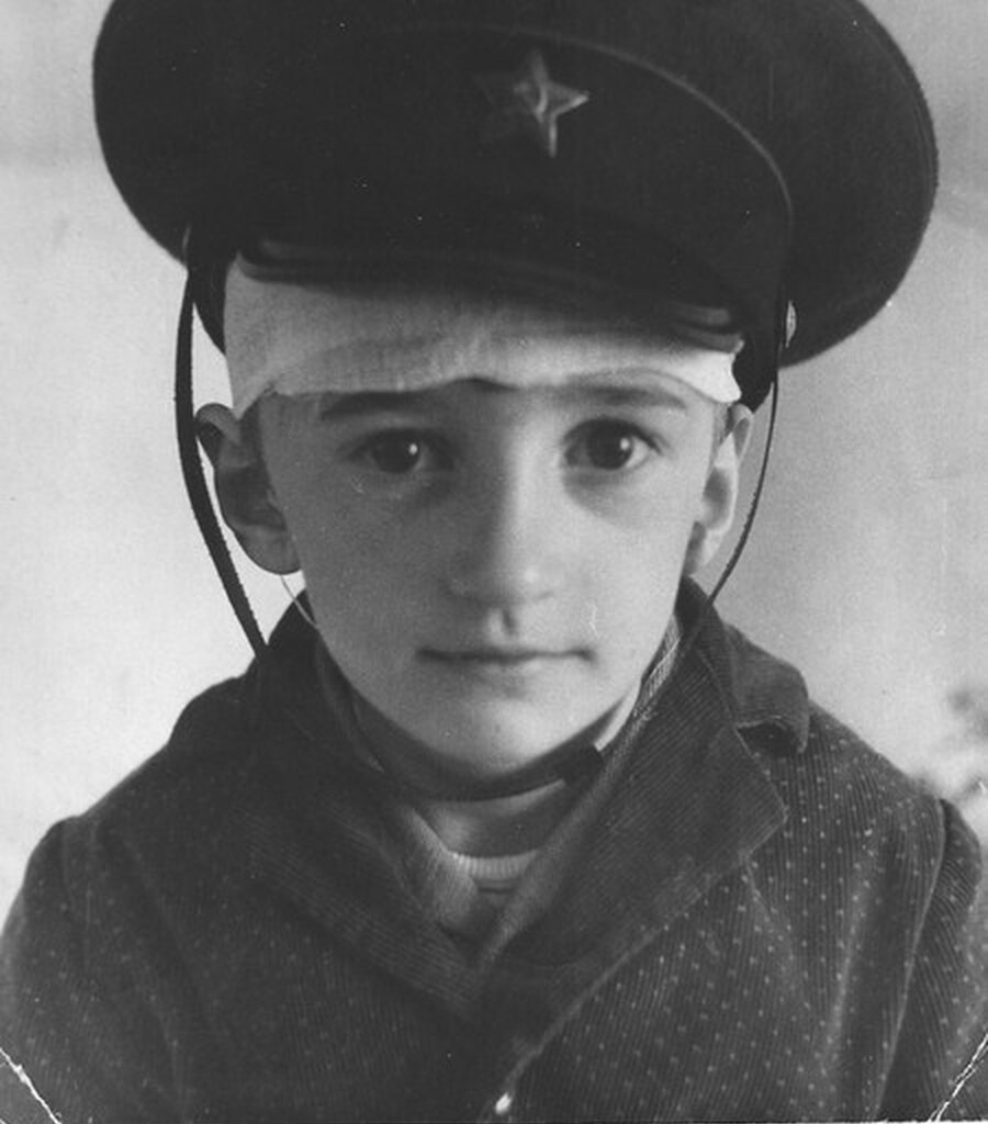 Служил в стройбате, 45 лет в браке с одной женщиной, сын - знаменитая модель. Как сегодня живет Александр Лыков