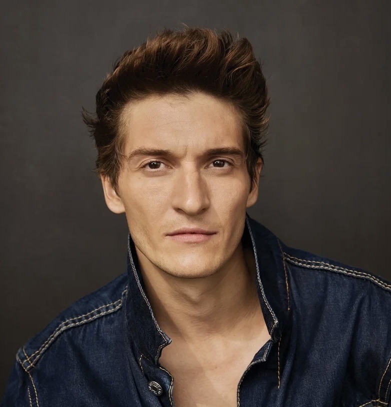 Служил в стройбате, 45 лет в браке с одной женщиной, сын - знаменитая модель. Как сегодня живет Александр Лыков