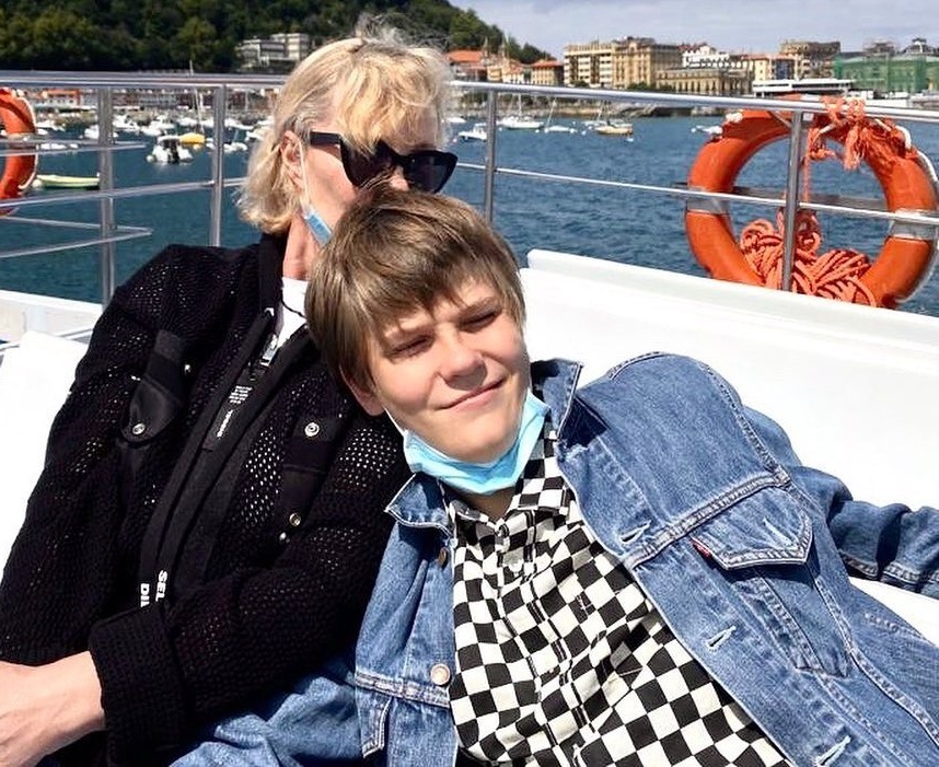 Вымахал выше отца, скрывается от журналистов. Как выглядит 17-летний сын Константина Хабенского