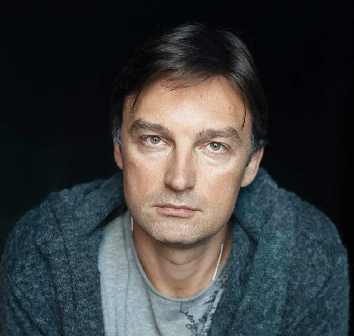 Не побоялся и усыновил сразу пятерых. Как выглядят 5 детей актера Александра Арсентьева и его красавица-жена