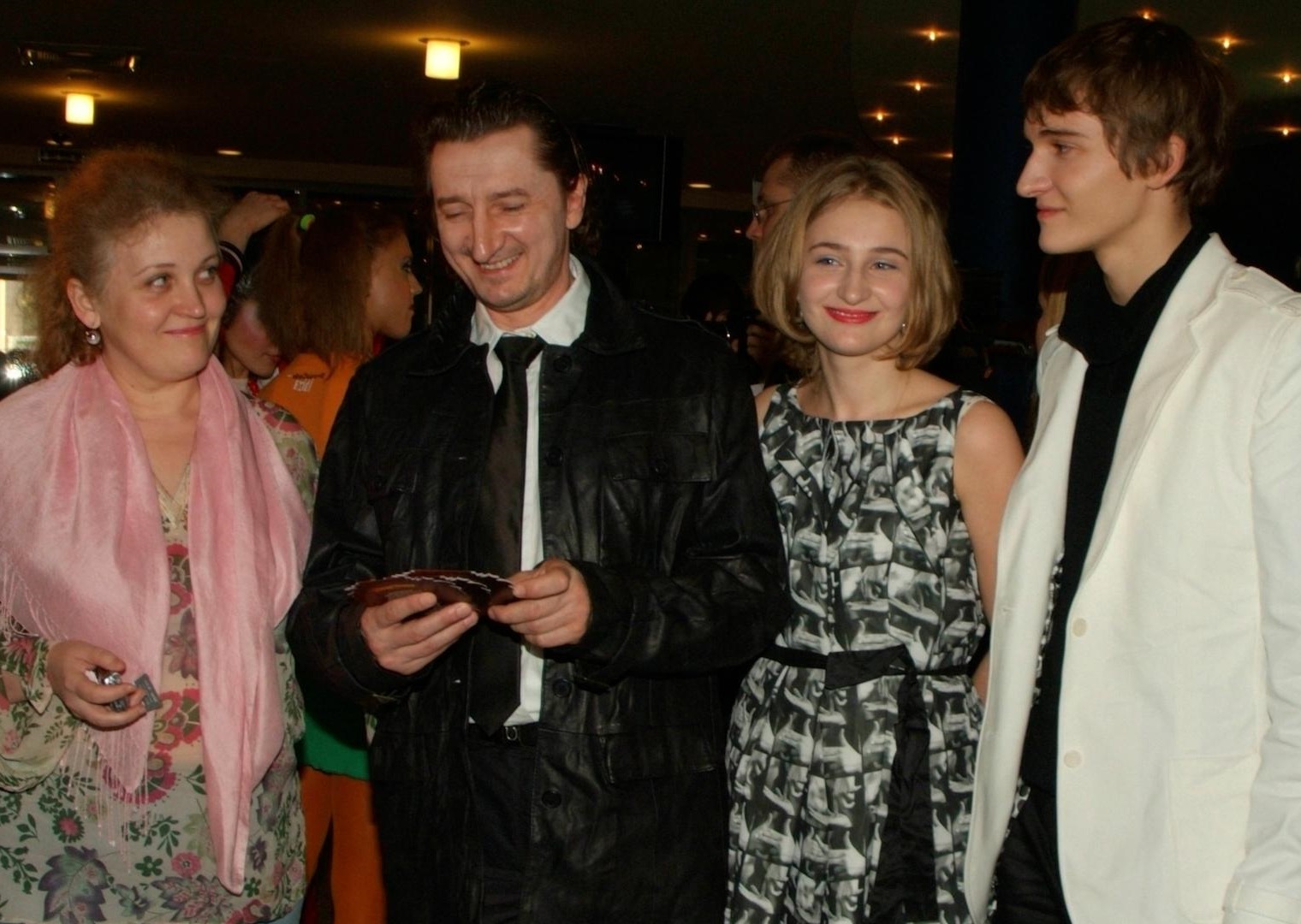 Служил в стройбате, 45 лет в браке с одной женщиной, сын - знаменитая модель. Как сегодня живет Александр Лыков