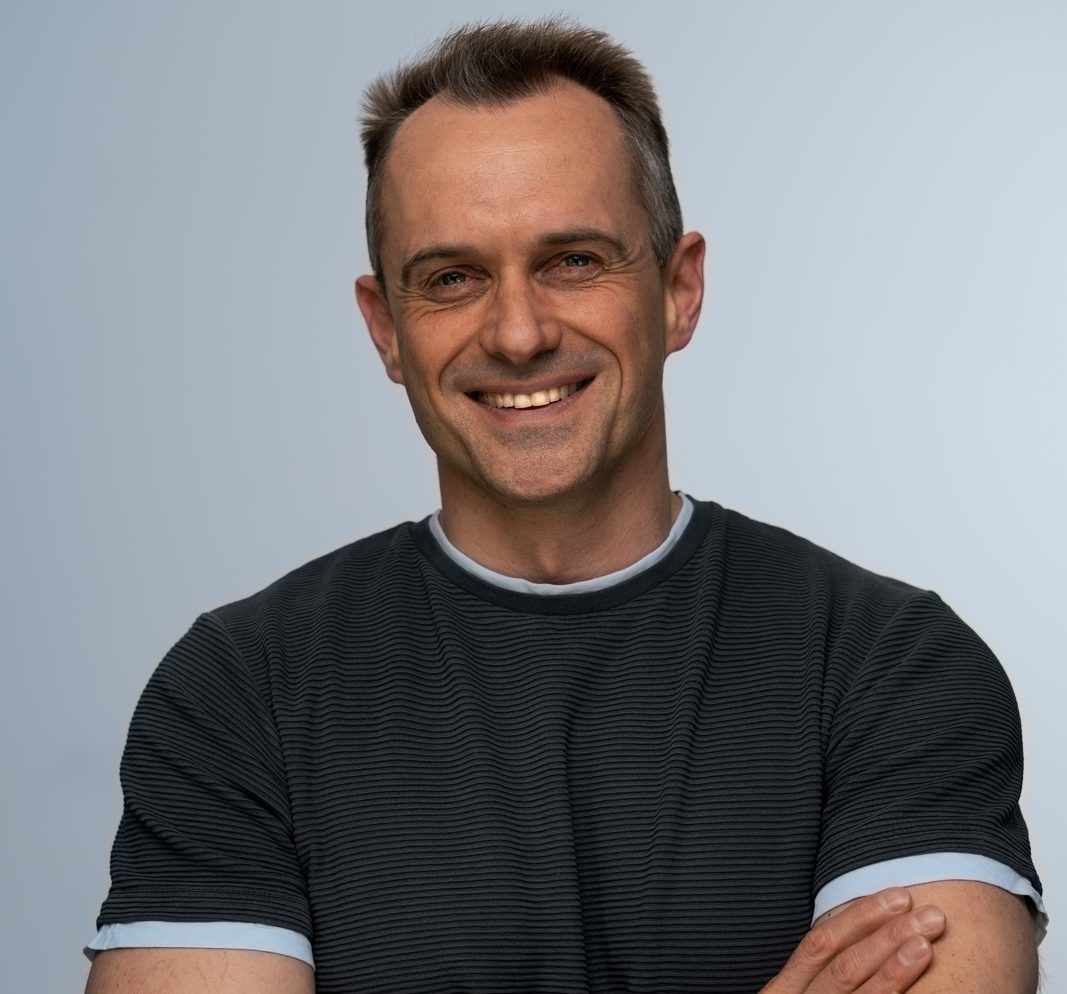 Жена-красавица, пятеро сыновей и дочь с редким именем. Как сегодня живет актер «Тайны следствия» Алексей Комашко