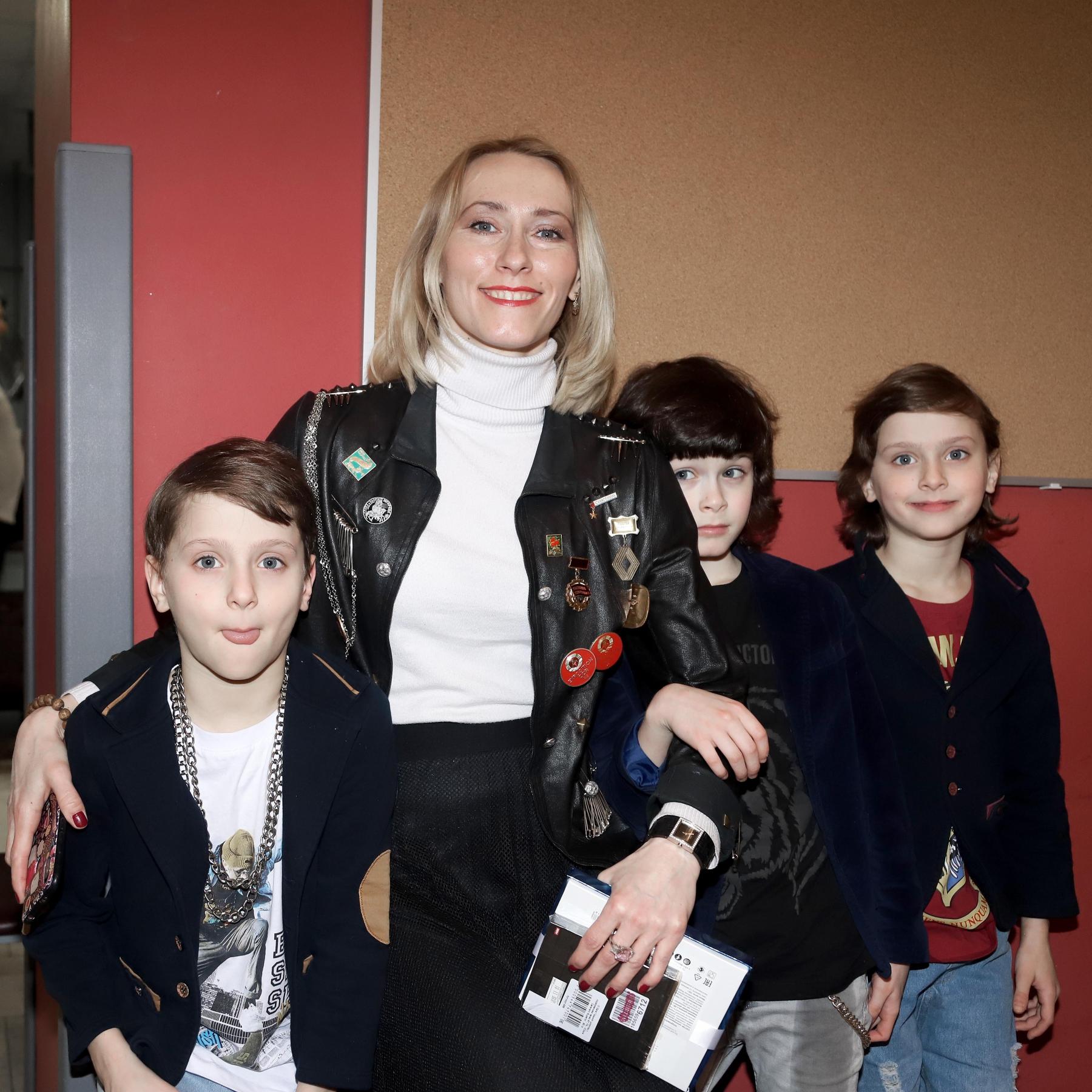 Тройняшки звезды «Глухаря» Марии Болтневой уже совсем большие. Как они выглядят сейчас