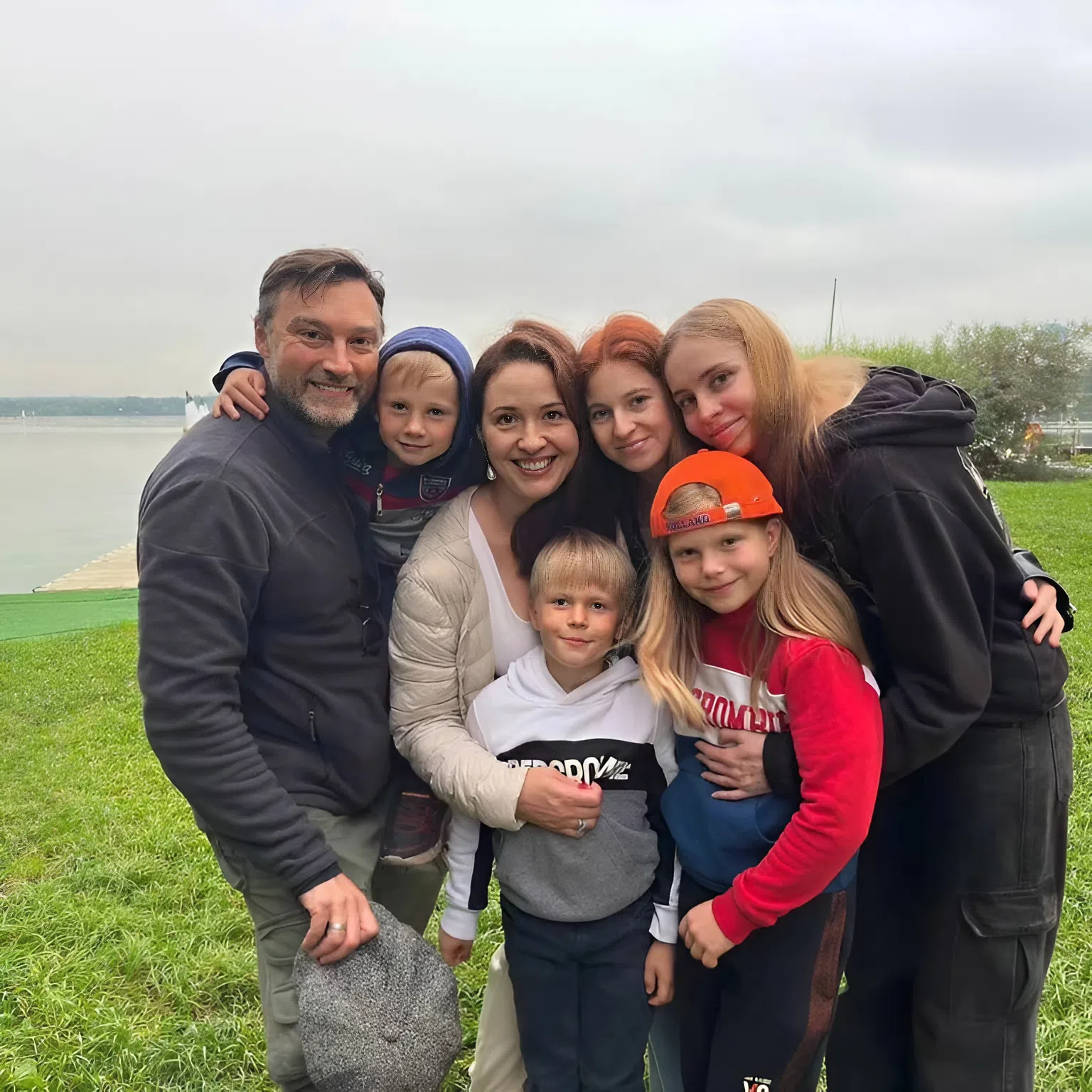 Не побоялся и усыновил сразу пятерых. Как выглядят 5 детей актера Александра Арсентьева и его красавица-жена