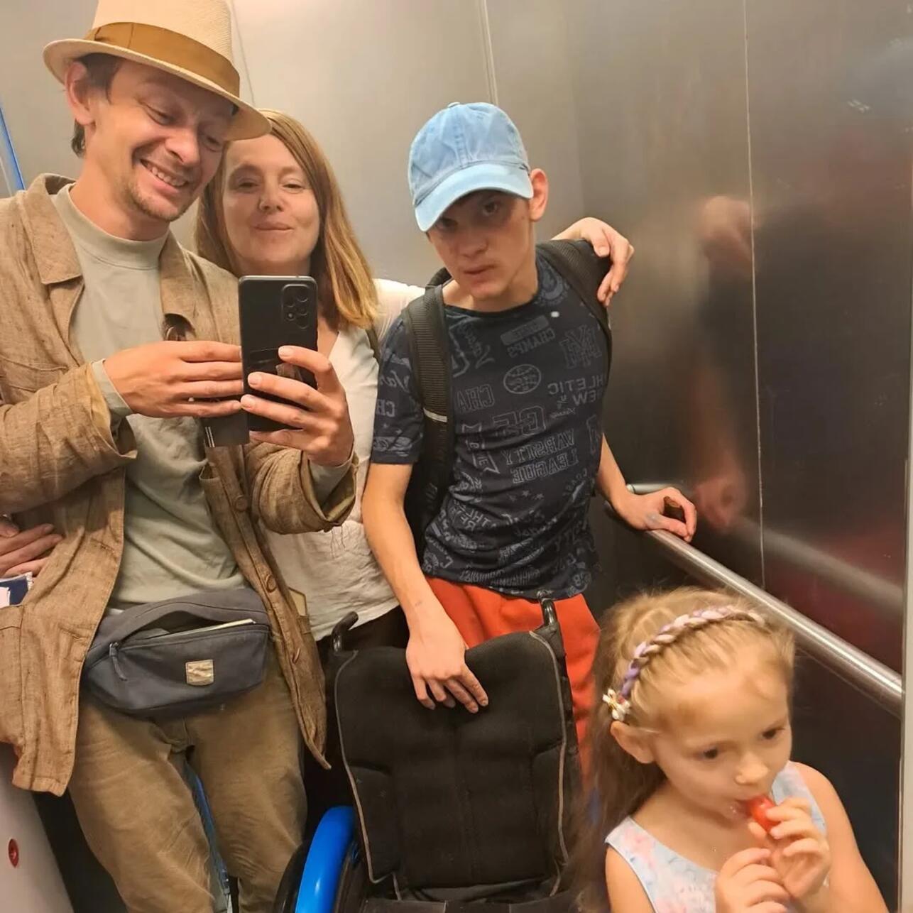 «Назад дороги нет»: Почему Евгений Кулаков с больным сыном переехал в Израиль. Как живет его семья