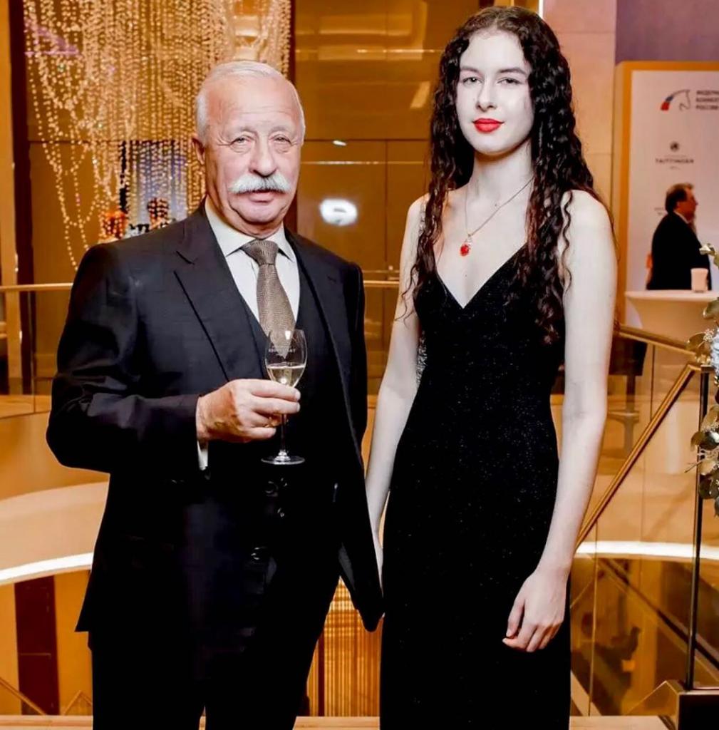 Жена живёт отдельно, дети отказались от фамилии: Семейные перипетии 80-летнего Леонида Якубовича