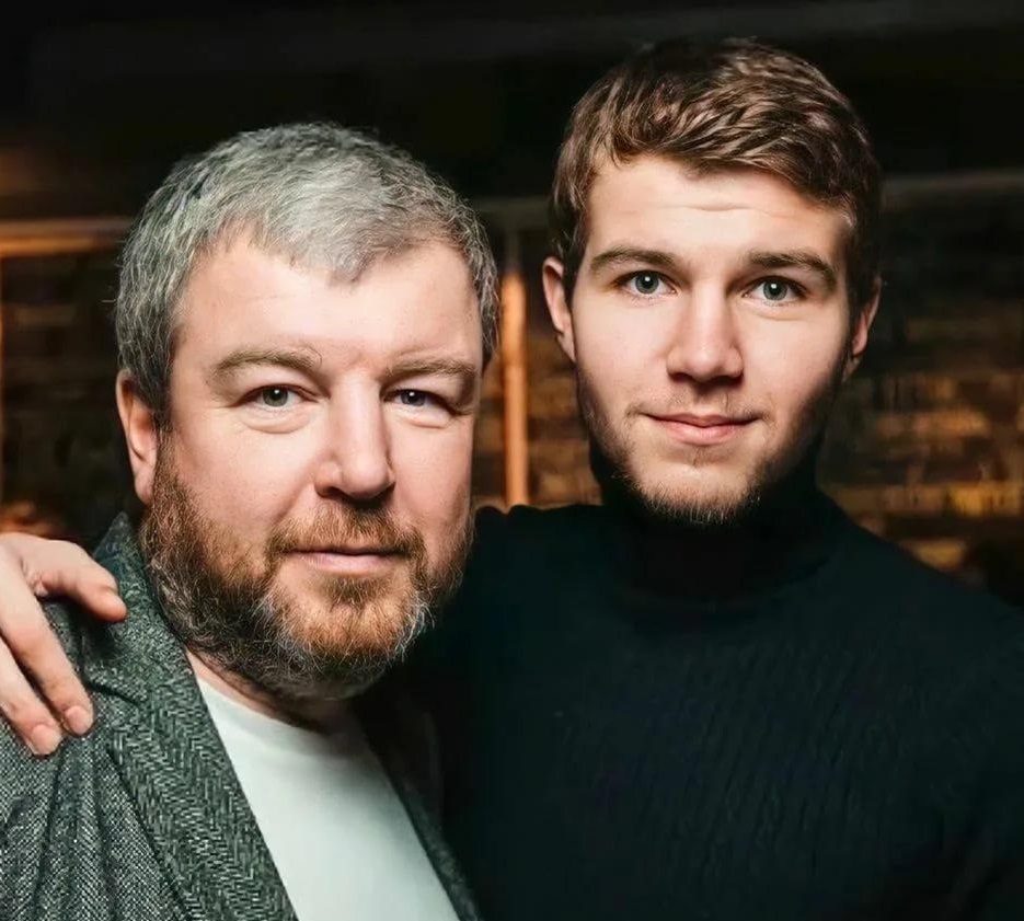 Три богатыря-красавца сына Александра Робака. Как выглядят дети актера от дизайнера