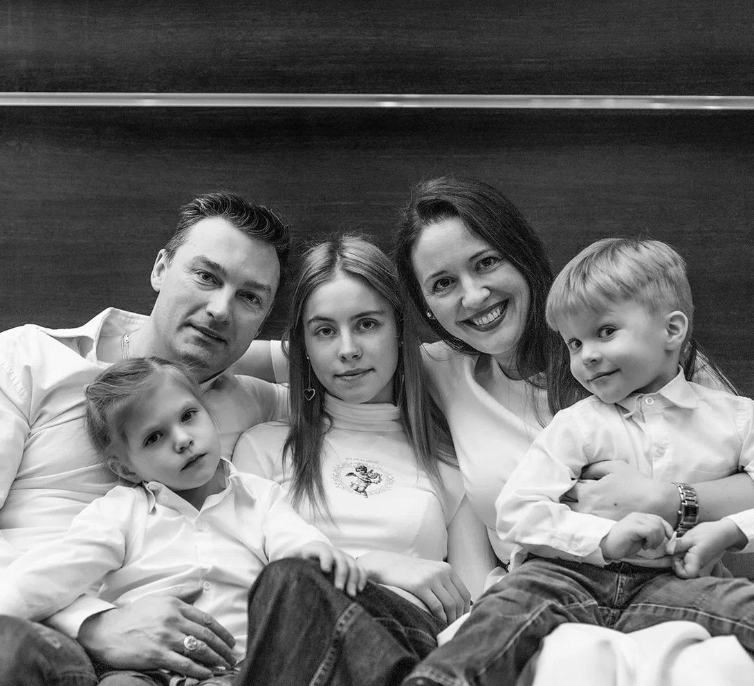 Не побоялся и усыновил сразу пятерых. Как выглядят 5 детей актера Александра Арсентьева и его красавица-жена