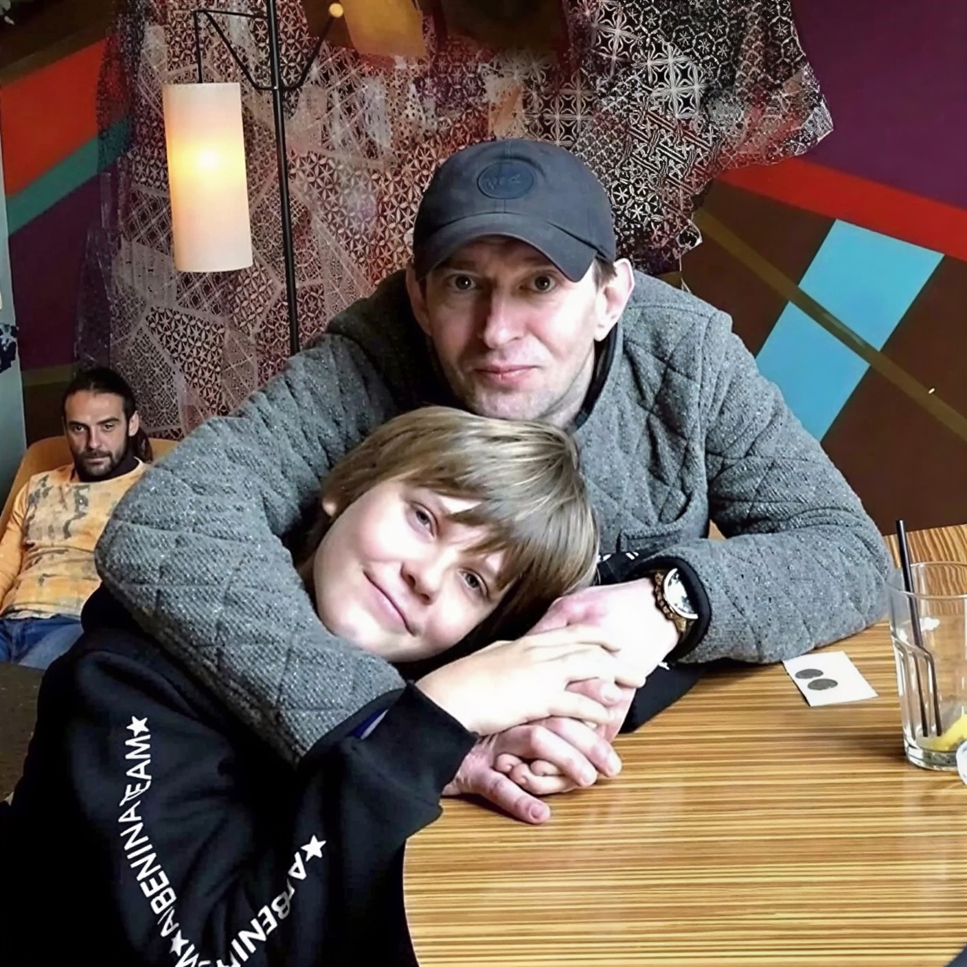 Вымахал выше отца, скрывается от журналистов. Как выглядит 17-летний сын Константина Хабенского