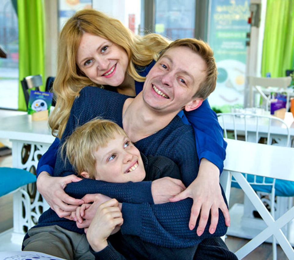 «Назад дороги нет»: Почему Евгений Кулаков с больным сыном переехал в Израиль. Как живет его семья