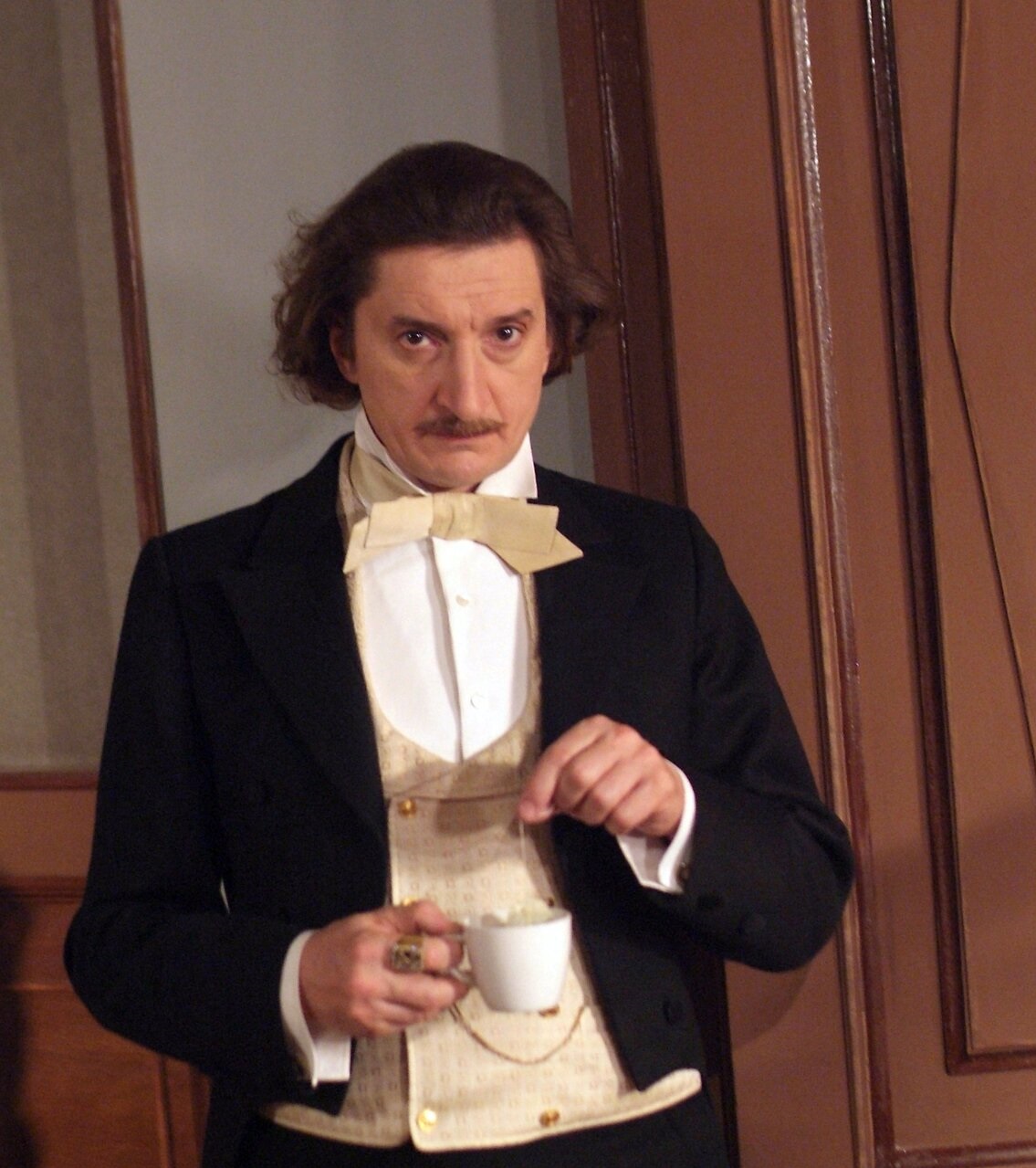 Служил в стройбате, 45 лет в браке с одной женщиной, сын - знаменитая модель. Как сегодня живет Александр Лыков