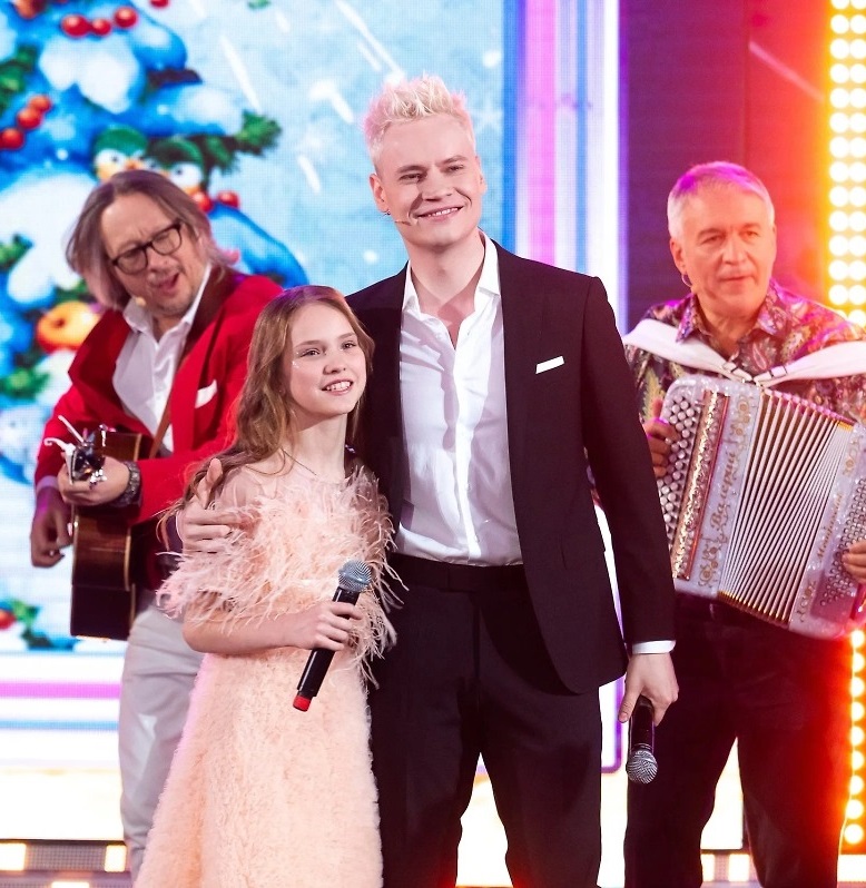 12 лет и уже красавица: Как сегодня выглядит дочь SHAMANа и учительницы Марины Рощупкиной