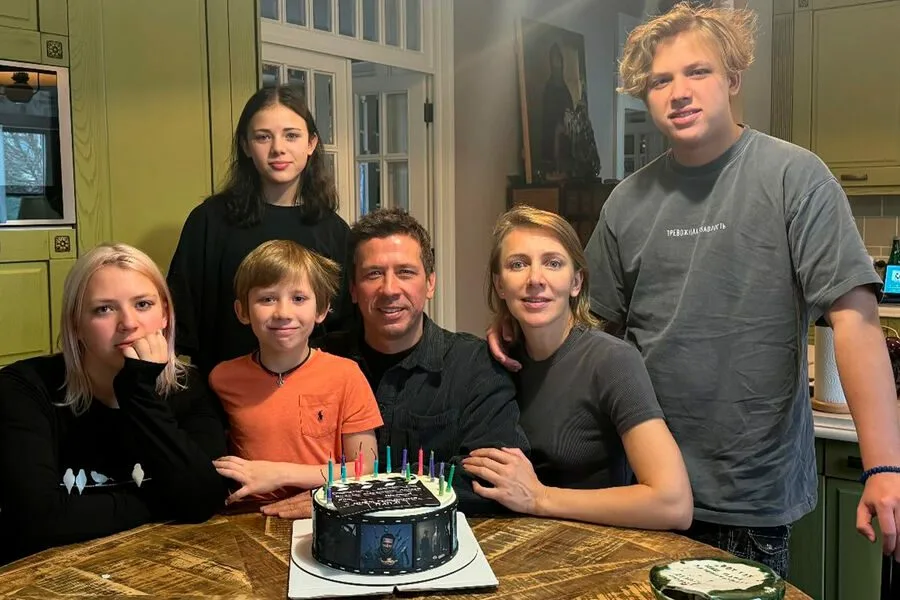 Жена бросила 4 детей и рванула за границу у другому. Как сегодня живет актер и многодетный отец Андрей Мерзликин