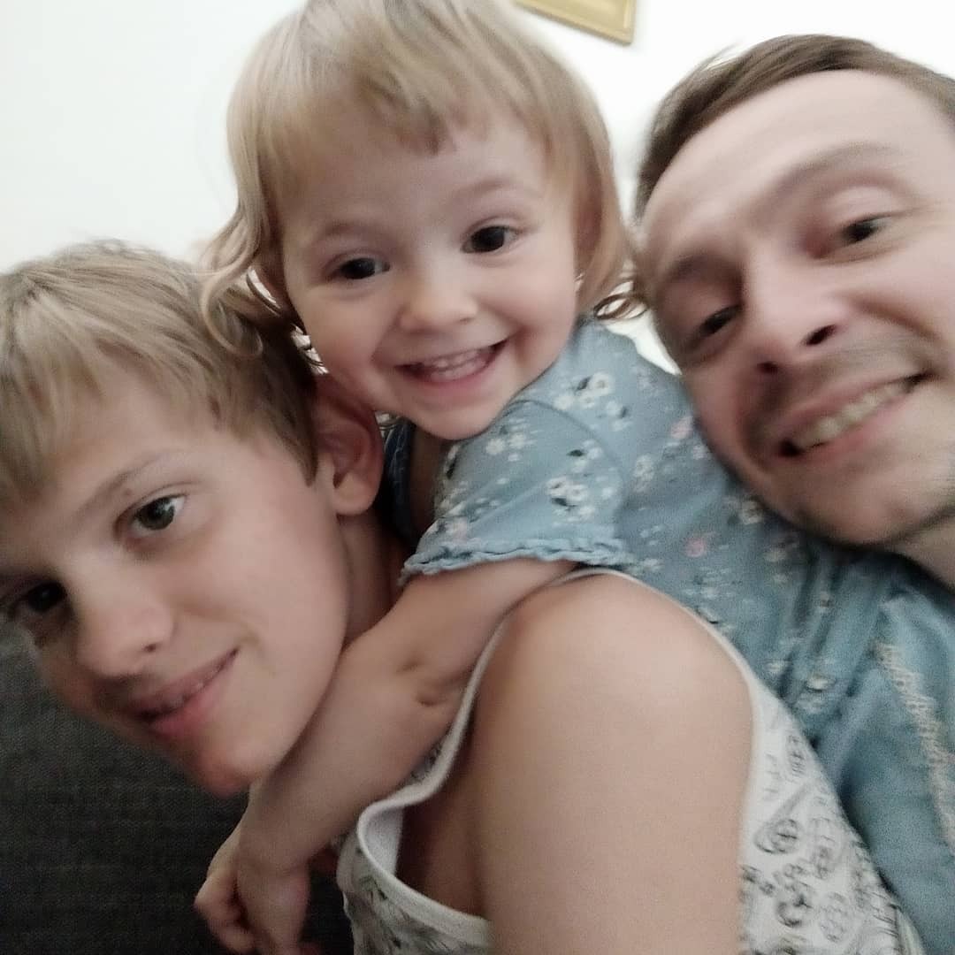 «Назад дороги нет»: Почему Евгений Кулаков с больным сыном переехал в Израиль. Как живет его семья